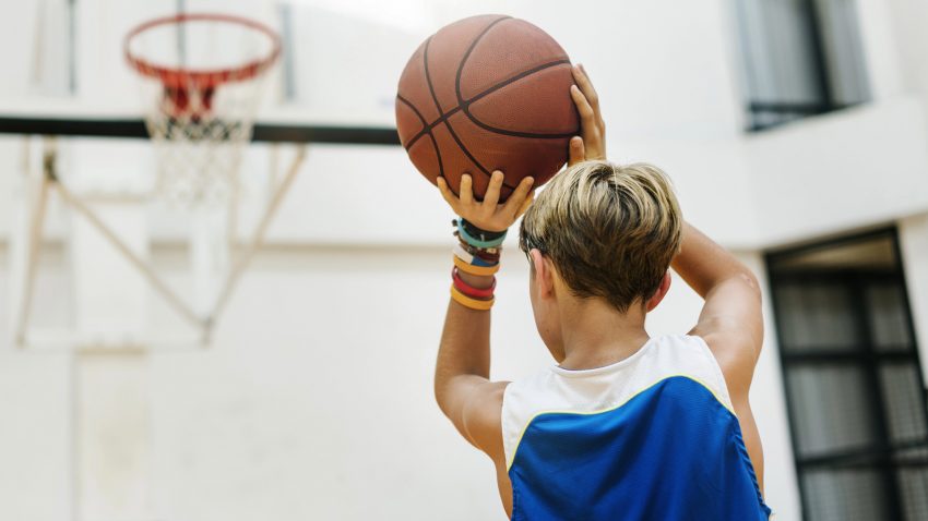 Pojke tränar basket.