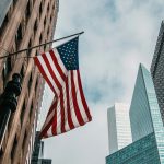 USA-flagga vajar från stång på fasad i New York.