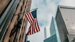 USA-flagga vajar från stång på fasad i New York.