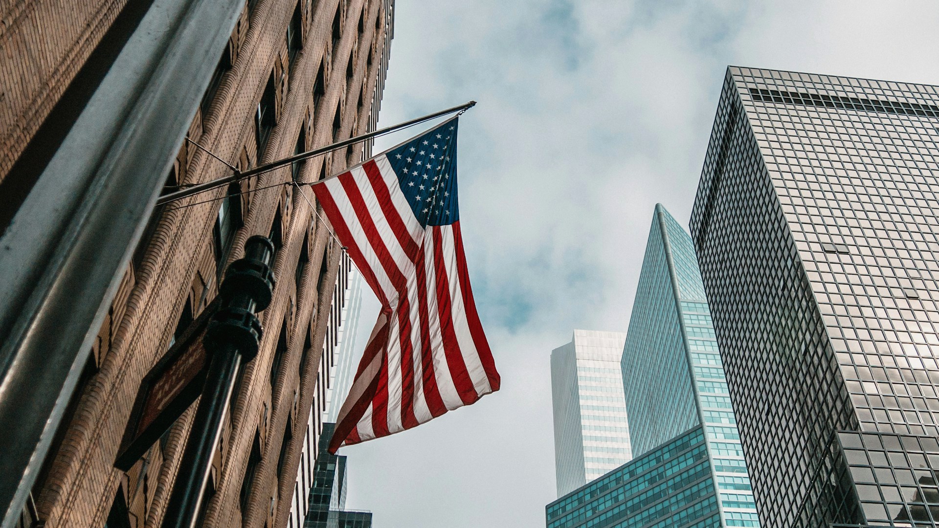 USA-flagga vajar från stång på fasad i New York.