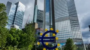 Skyskrapor med skylt med euro-tecknet framför.