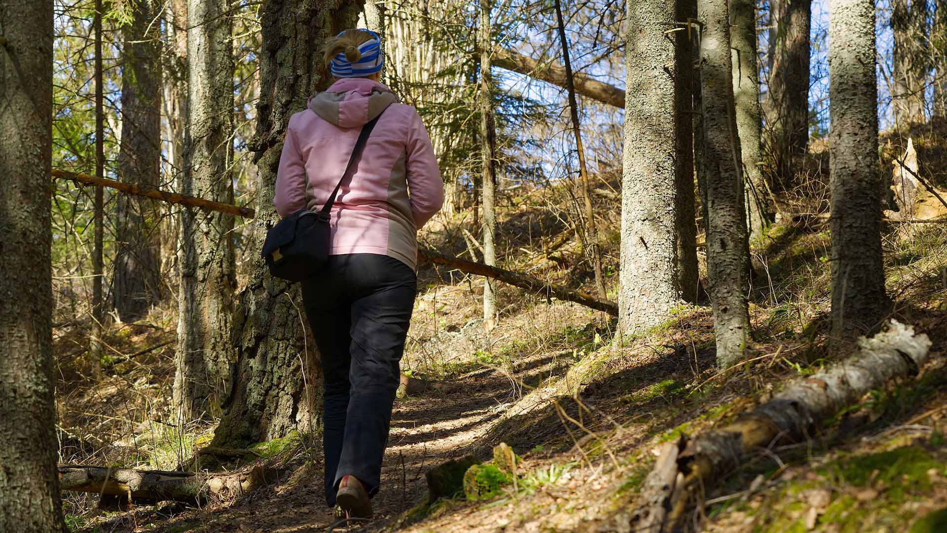 Kvinna på skogspromenad.