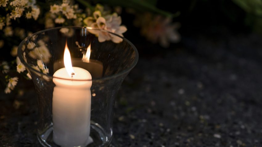 Lykta med ljus vid grav