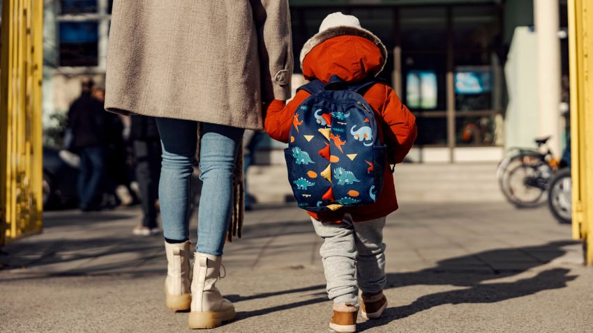 Mamma följer sitt barn till förskolan.