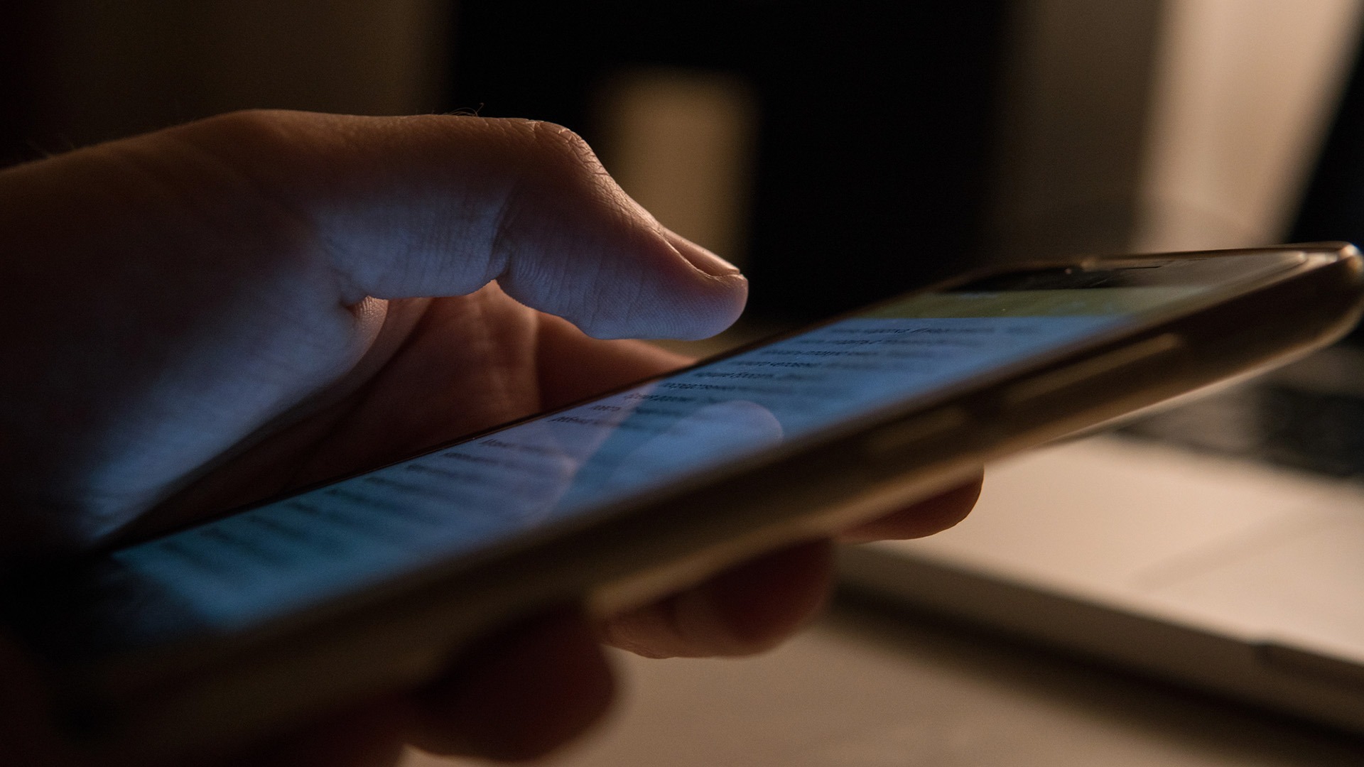 Man läser på mobilskärm.