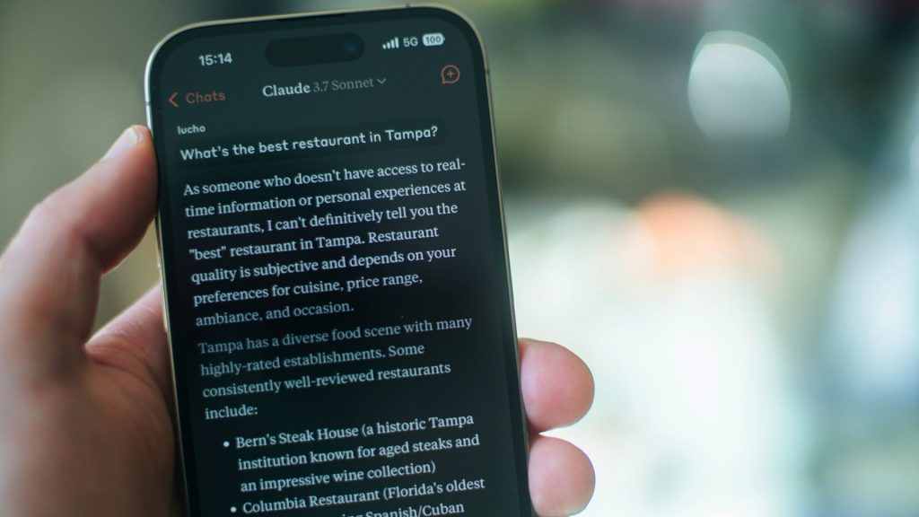 En mobiltelefon som visar svar från ai-tjänsten Claude, i detta fall om bra restauranger i Tampa, USA.