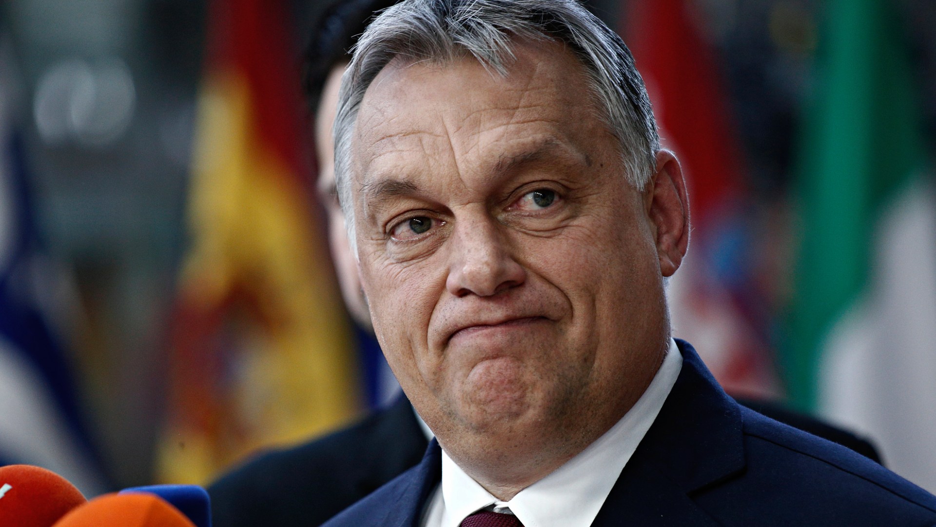 Viktor Orbán i kostym.