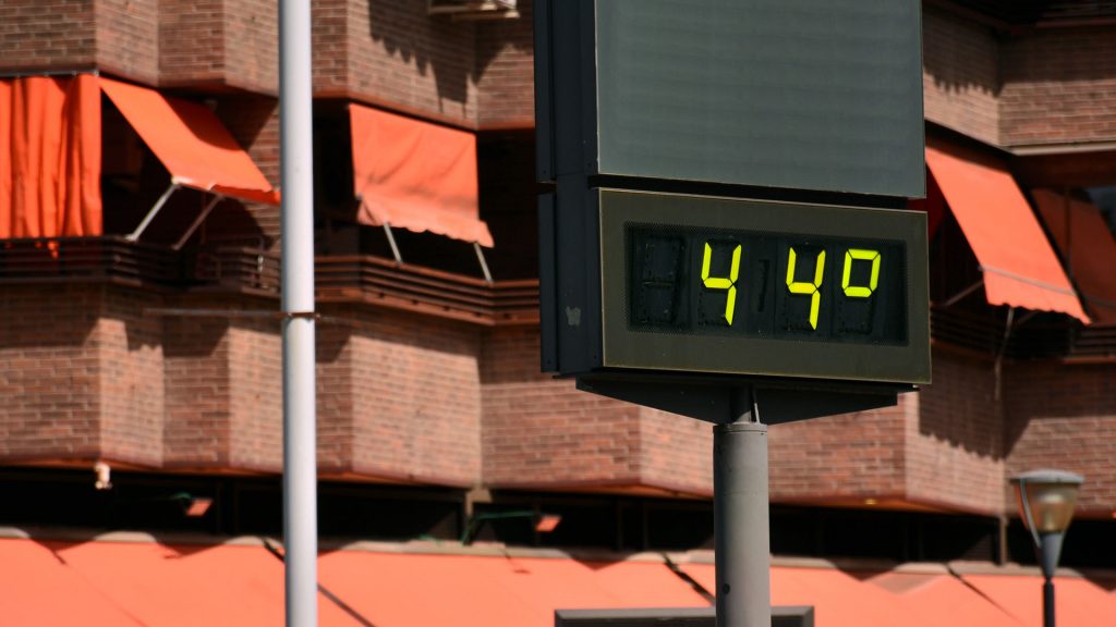 Termometer på gata visar 44 grader varmt.