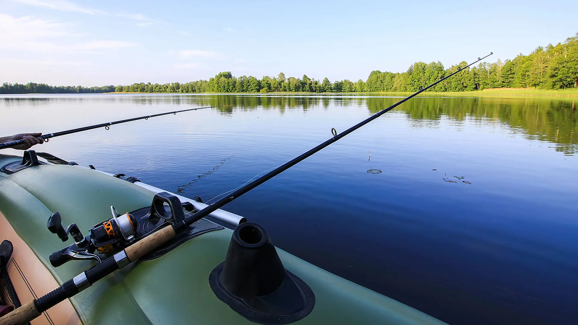 Två fiskespön på båt.