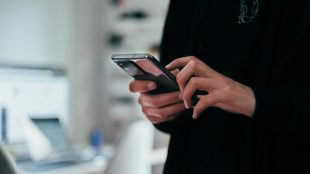 Person surfar på sin mobiltelefon