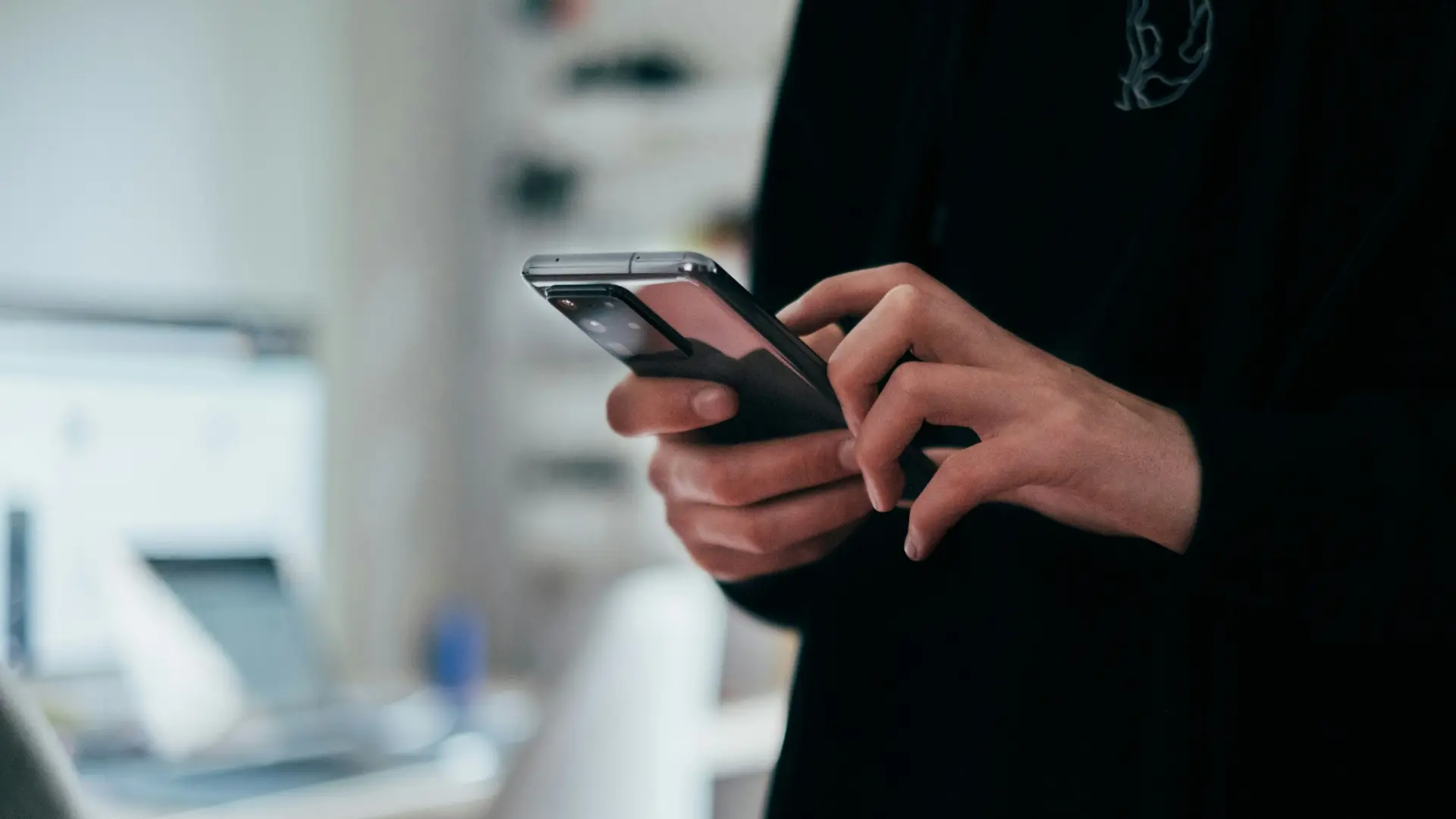 Person surfar på sin mobiltelefon