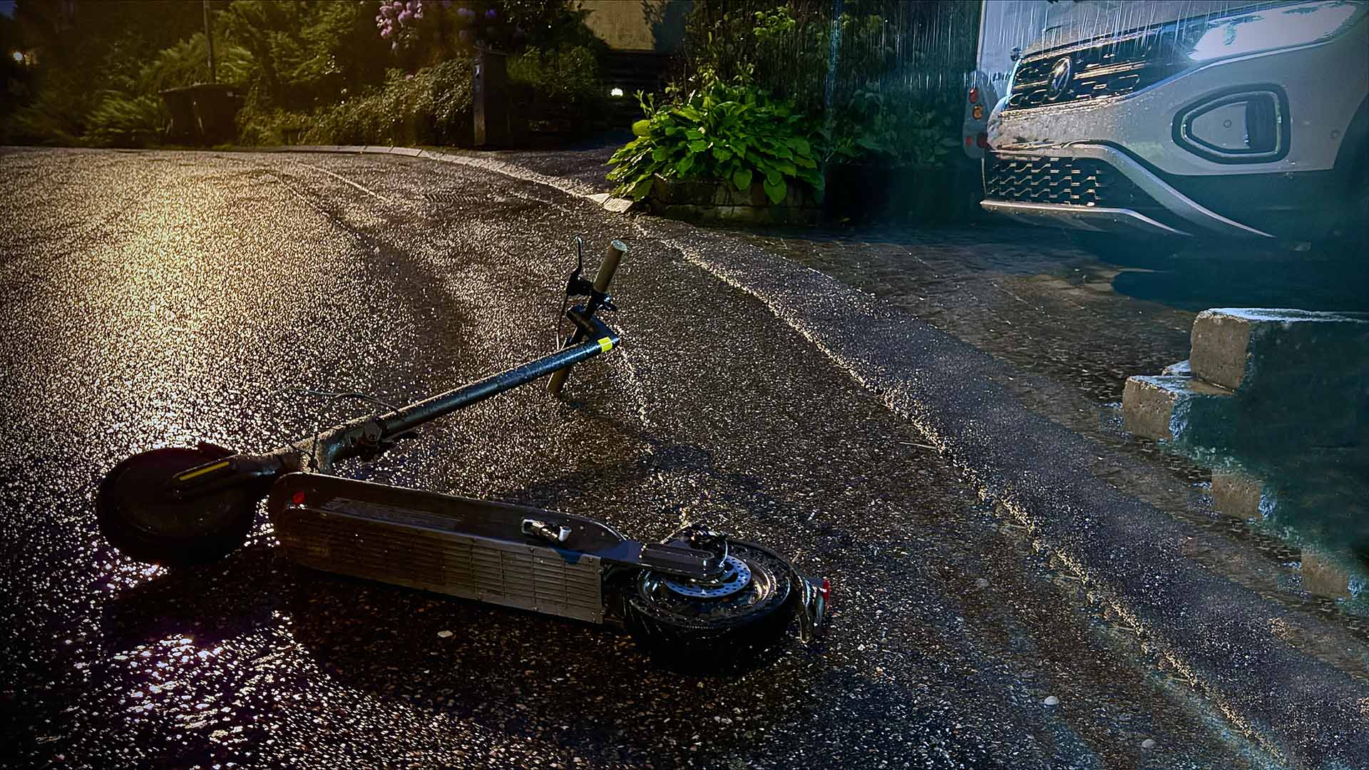 Sparkcykel ligger på en väg.