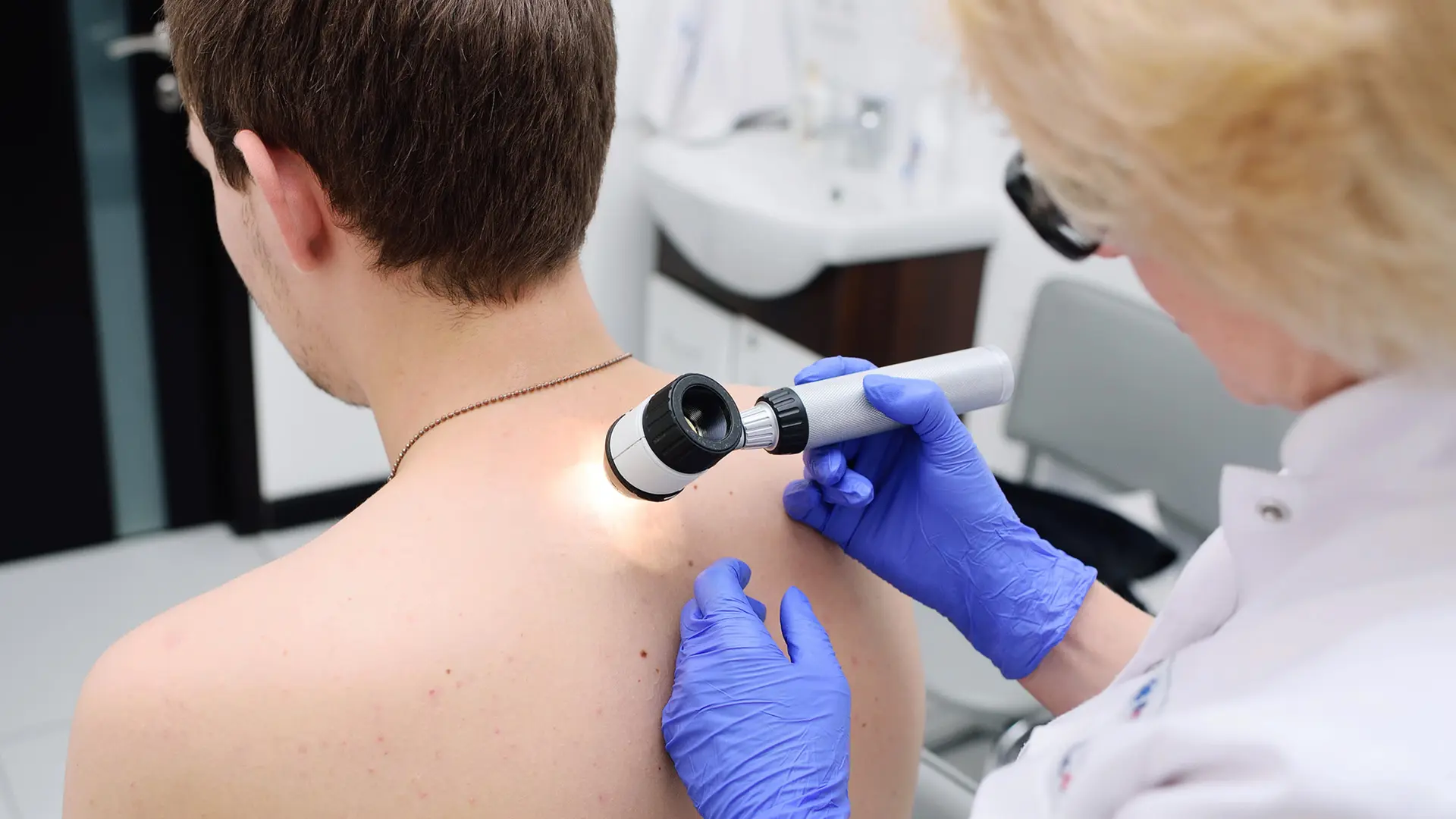 Hudundersökning av patients rygg