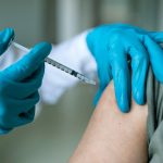 Kvinna får en vaccinationsdos i armen.