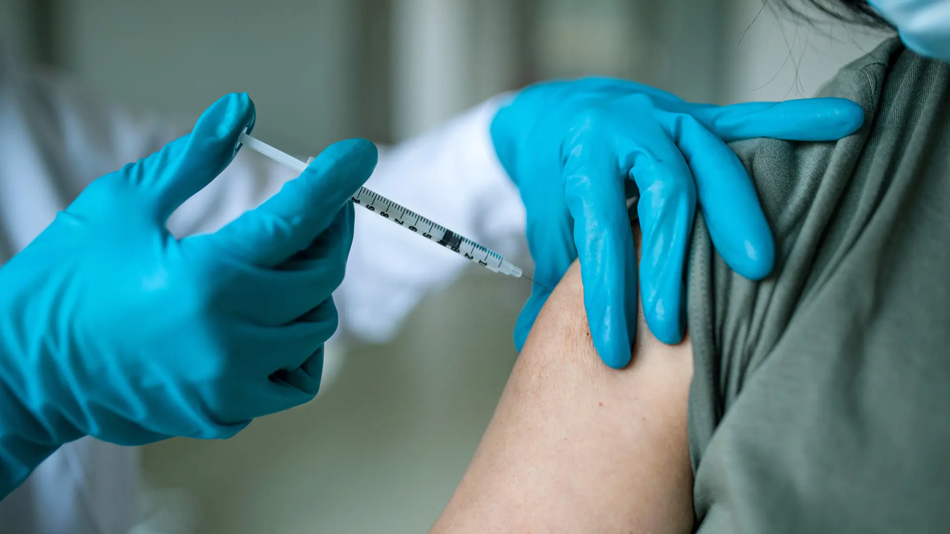 Kvinna får en vaccinationsdos i armen.