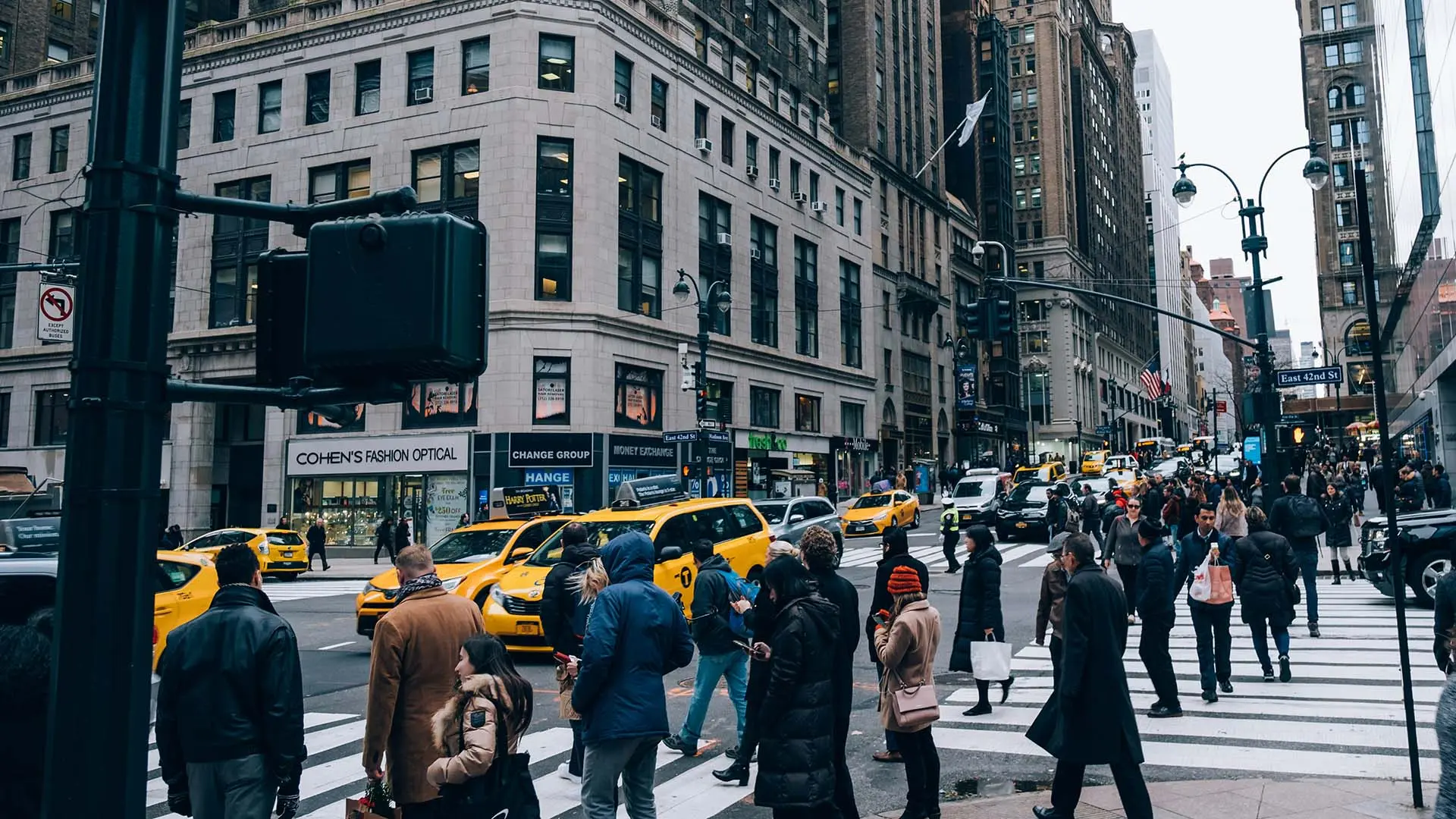 Människor i New York väntar på att korsa en gata.