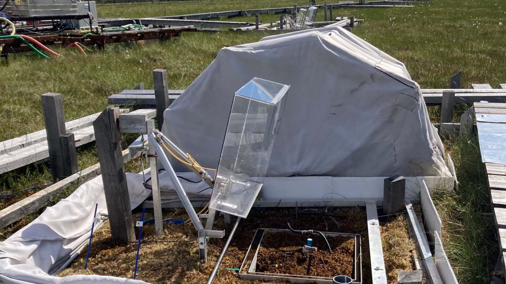 Klimatkammare med mätutrustning och tältduk.