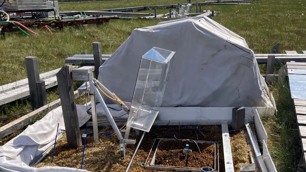 Klimatkammare med mätutrustning och tältduk.