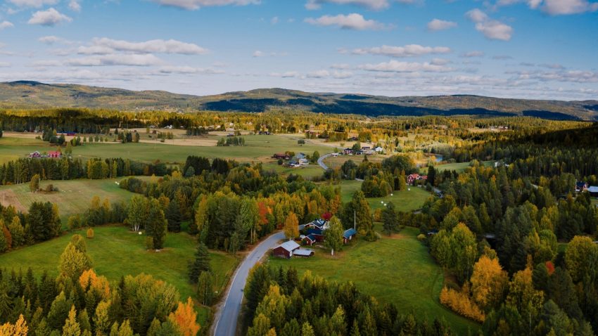 Flygfoto över åkrar, skogar och gårdar i Stöde kommun.
