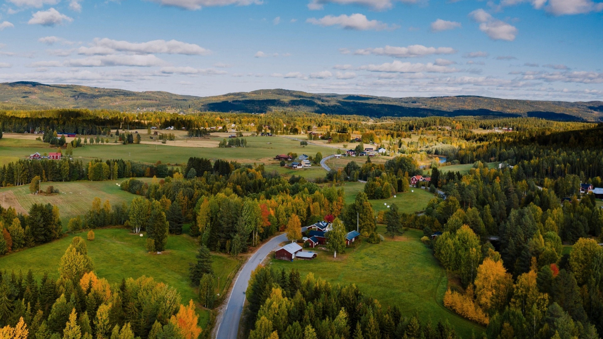 Flygfoto över åkrar, skogar och gårdar i Stöde kommun.
