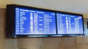 Informationstavla anländande flyg till Arlanda.