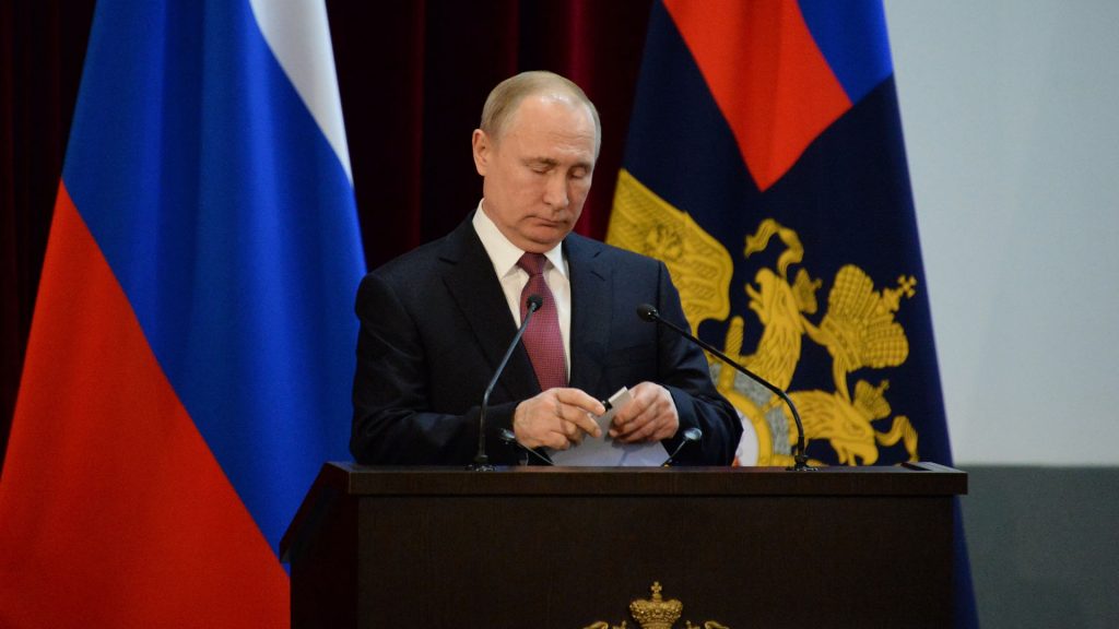 Vladimir Putin håller ett tal med papper i handen.