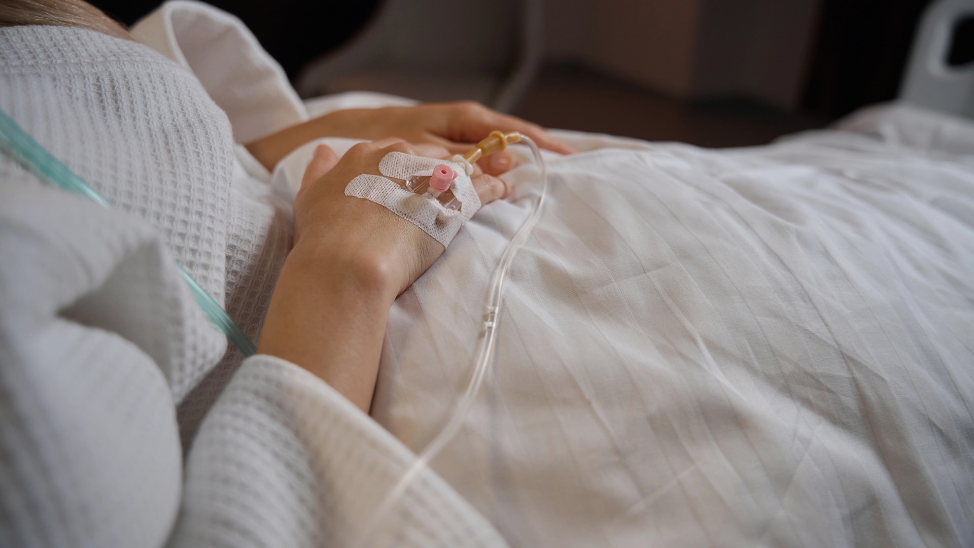 Patient i sjukhussäng.